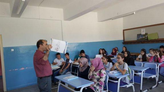 "Emek De Bizim Başardı Da" projesi kapsamında hazırlanan Ortak Sınav soru bankası öğrencilere dağıtıldı.